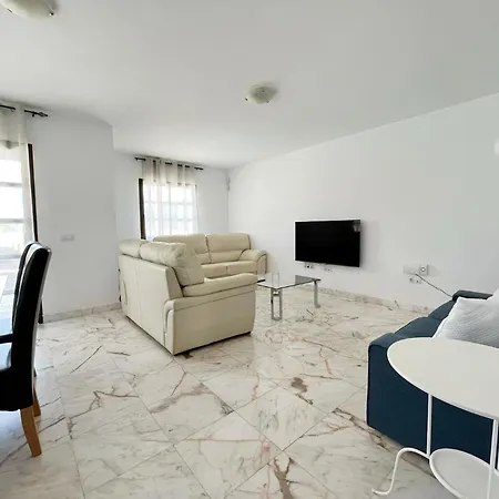 Villa - Sleeps 6 - Pool - Pets Ok - Parking